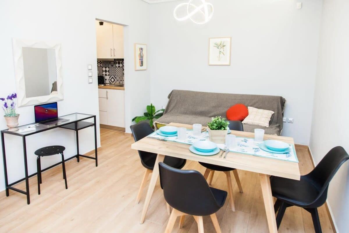 Contemporary And Chic Apartment In Central Атина Екстериор снимка
