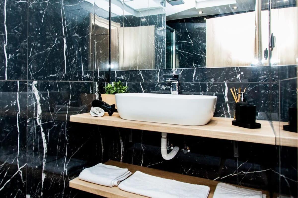 Contemporary And Chic Apartment In Central Атина Екстериор снимка