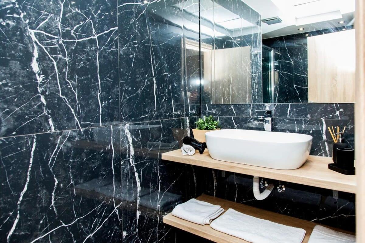 Contemporary And Chic Apartment In Central Атина Екстериор снимка