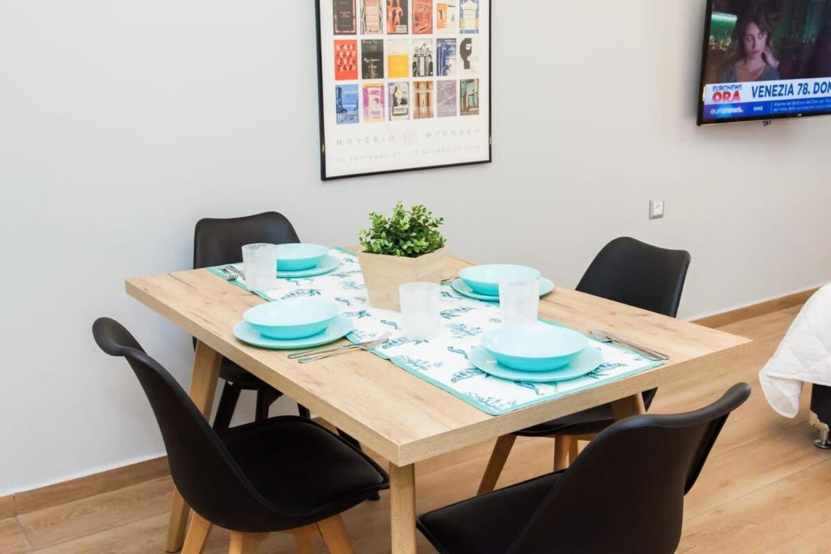 Contemporary And Chic Apartment In Central Атина Екстериор снимка