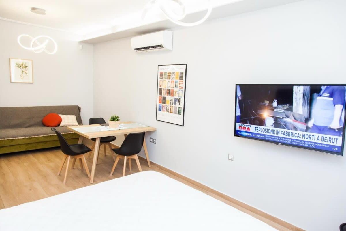 Contemporary And Chic Apartment In Central Атина Екстериор снимка