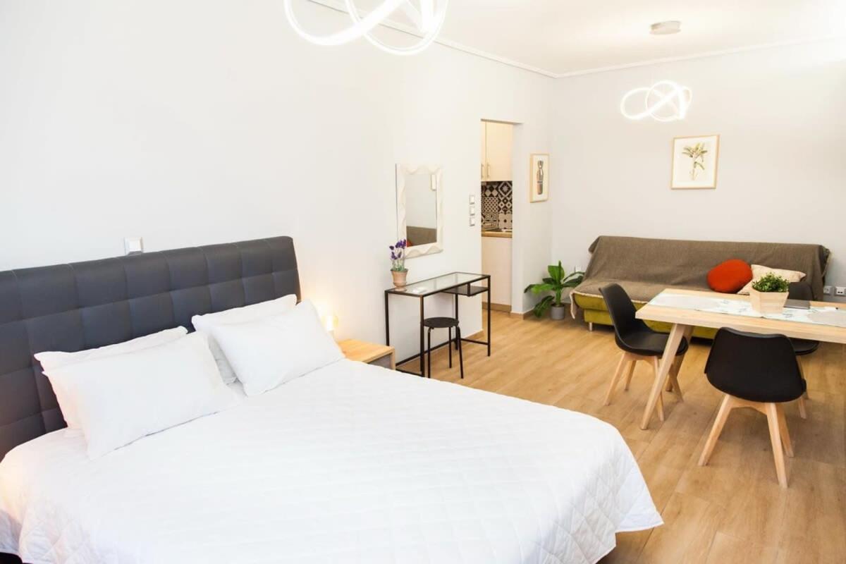 Contemporary And Chic Apartment In Central Атина Екстериор снимка