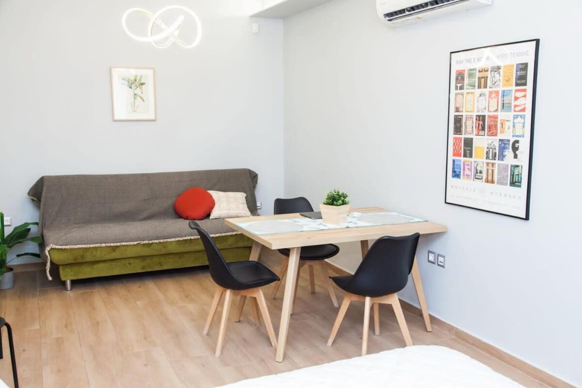 Contemporary And Chic Apartment In Central Атина Екстериор снимка