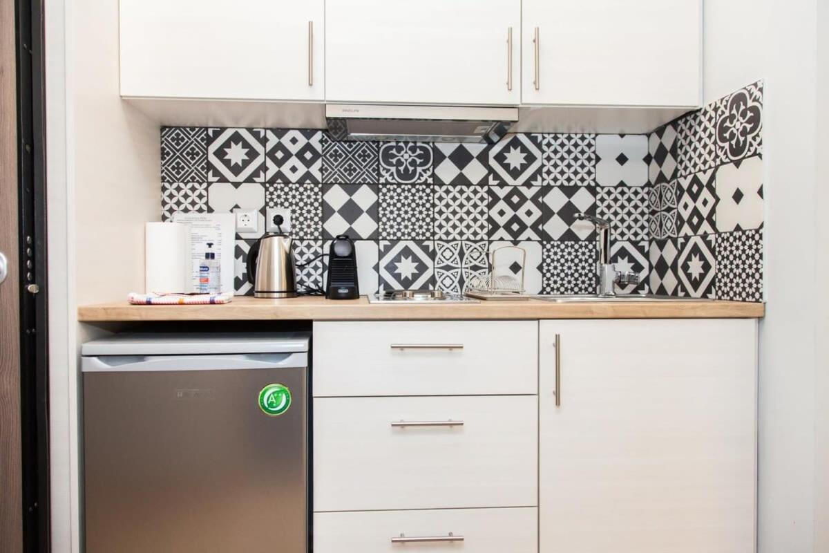 Contemporary And Chic Apartment In Central Атина Екстериор снимка
