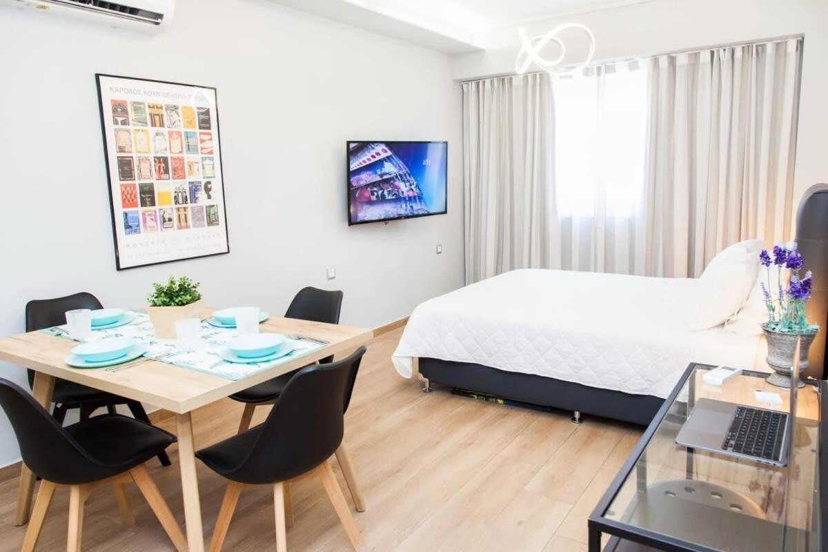 Contemporary And Chic Apartment In Central Атина Екстериор снимка