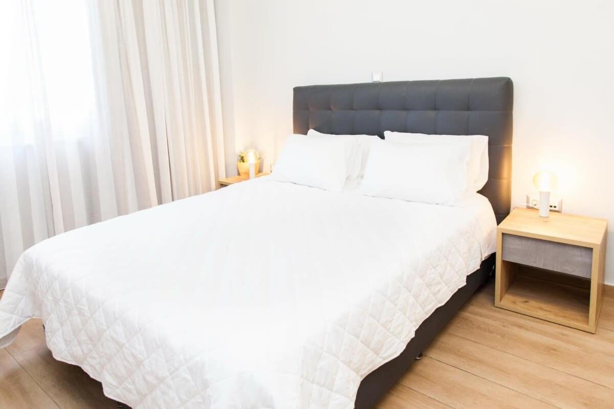 Contemporary And Chic Apartment In Central Атина Екстериор снимка